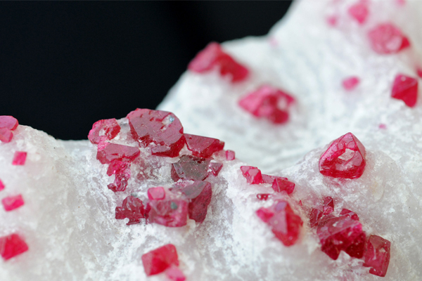 Pink and Red spinels in Marble: Trace elements, Oxygen isotope and Sources