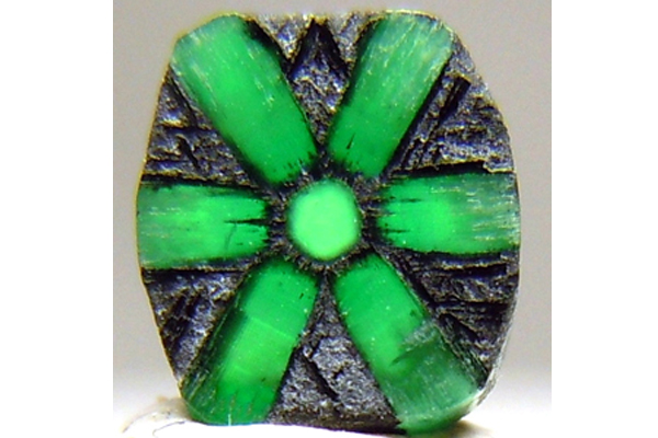 Bao thể dạng trapiche của emerald